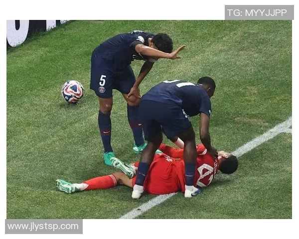 球星挑战足球博主的真实身份揭晓 引发网络热议的背后故事