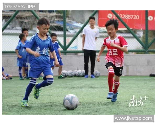 腹肌健硕球星带动足球梦想小孩燃情绿茵场逐梦未来