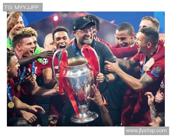 足球球星现场被疯狂围观粉丝蜂拥而至场面火爆引发热议