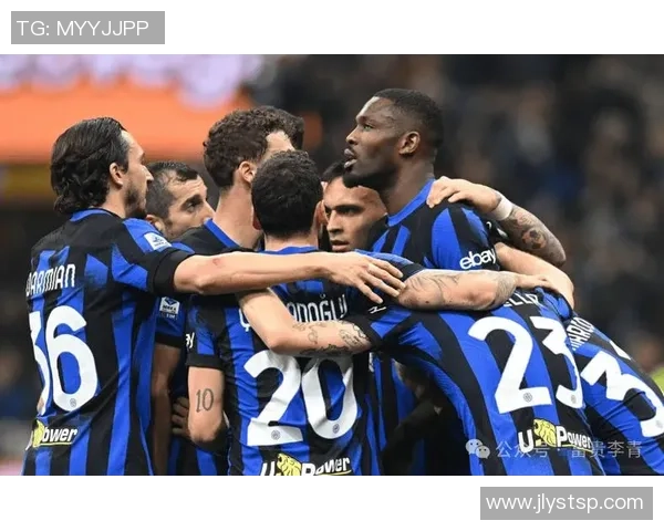 球星深情亲吻足球的瞬间：荣耀与梦想交织的象征